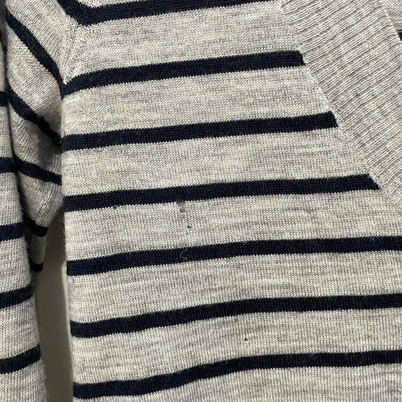 Club Monaco 100% wool Gray and Navy Striped V-neck Colorblock Sweater sz Small - Picture 4 of 9